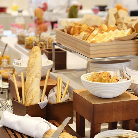 Ana Crowne Plaza Chitose By Ihg Hotel Exterior photo A buffet at a hotel
