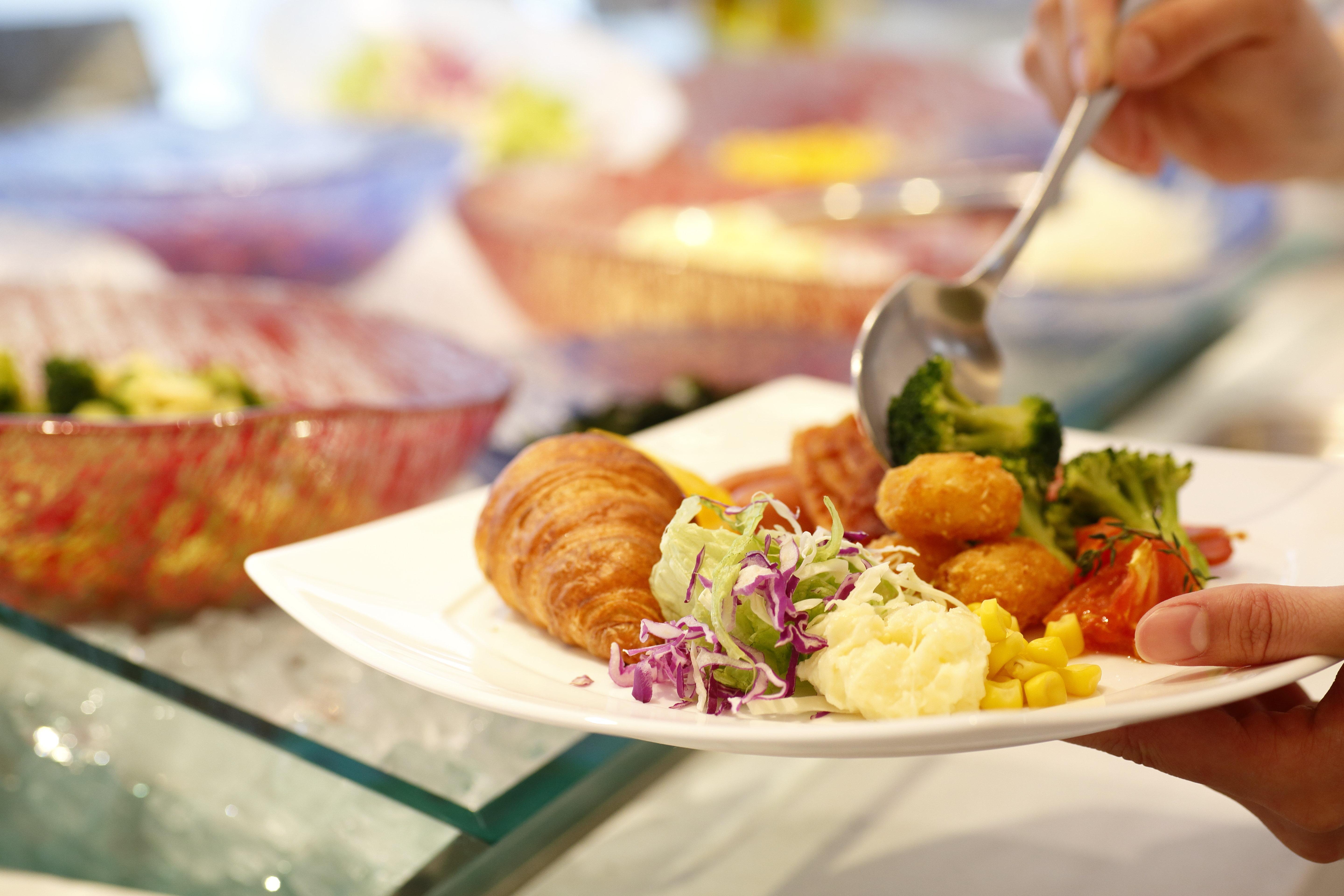 Ana Crowne Plaza Chitose By Ihg Hotel Exterior photo A salad being prepared at a buffet
