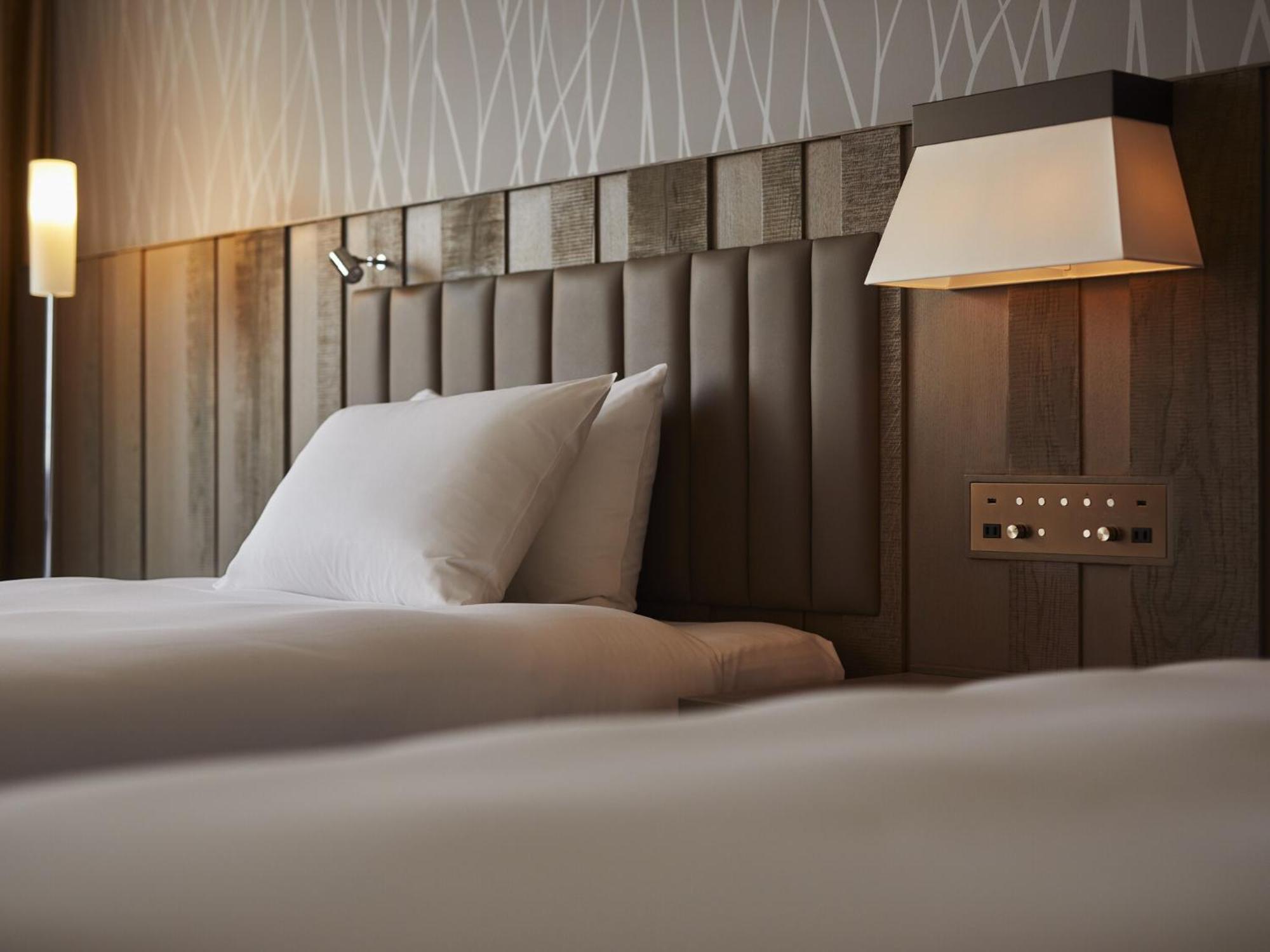 Ana Crowne Plaza Chitose By Ihg Hotel Exterior photo A bed with a headboard