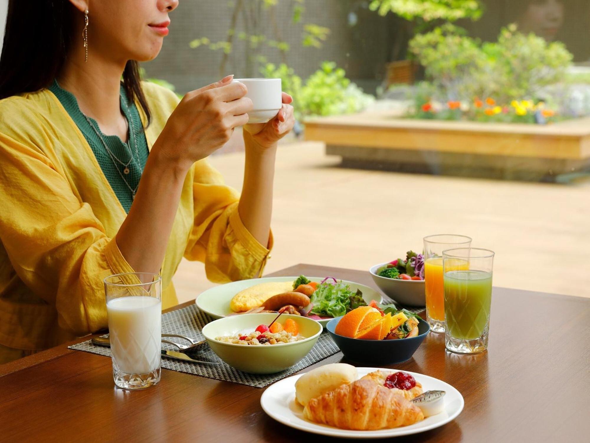 Ana Crowne Plaza Chitose By Ihg Hotel Exterior photo A woman drinking tea with breakfast